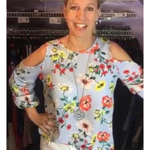 Cold shoulder top size small - Picture 4 of 8